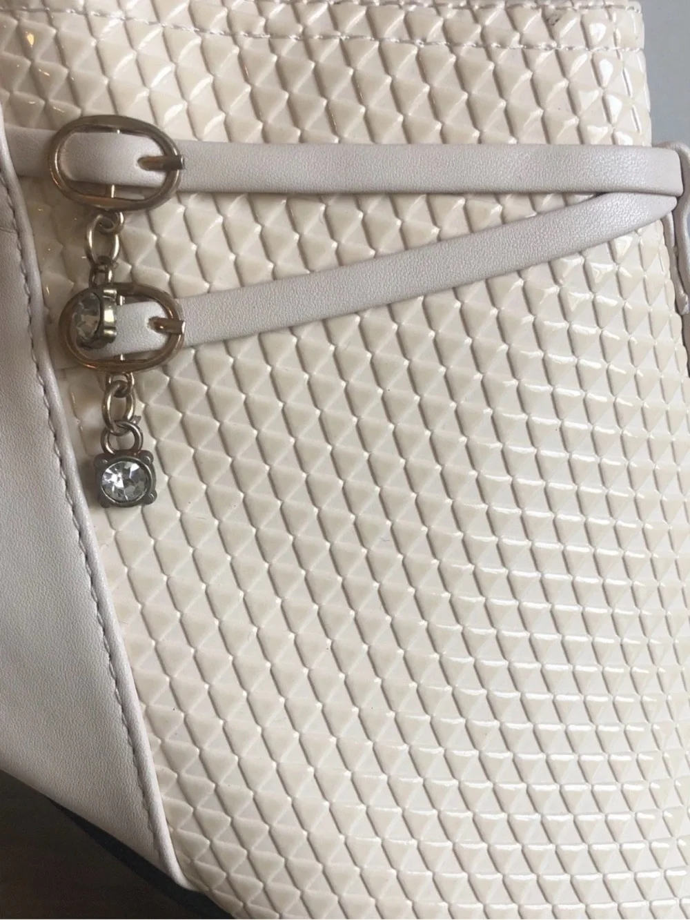 unmarked chic cream